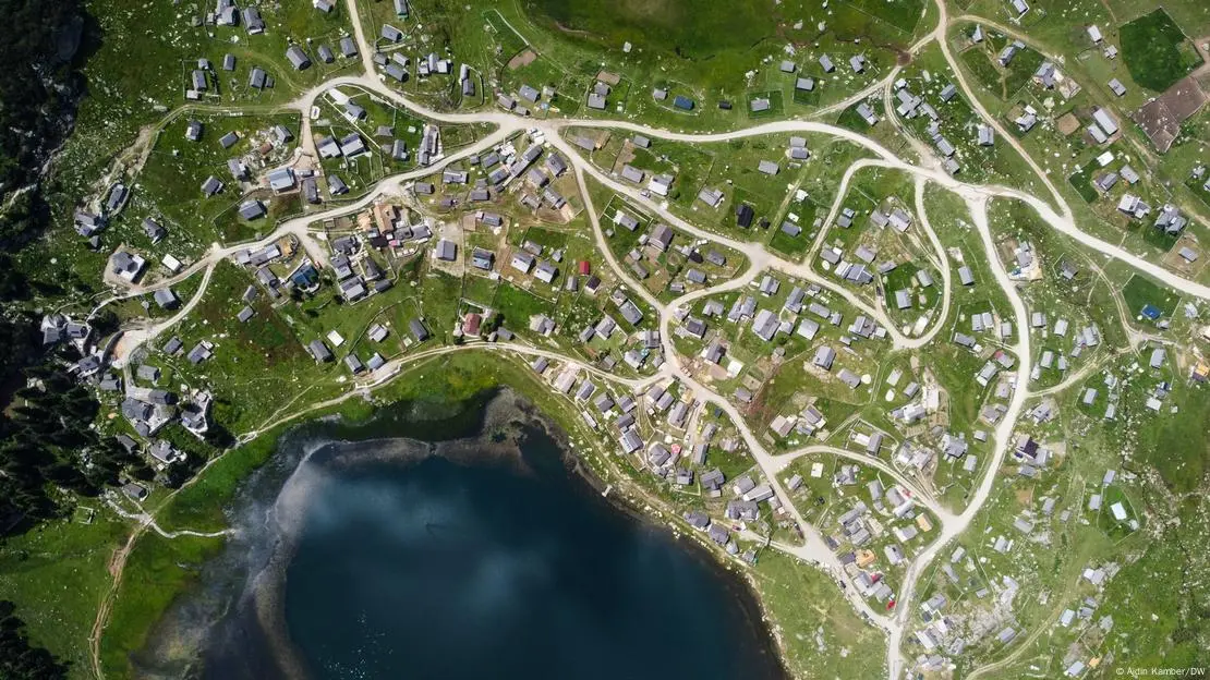 Prokoško jezero na planinskom masivu Vranica nalazi se na 22 km zapadno od Fojnice Prokoško jezero na planinskom masivu Vranica nalazi se na 22 km zapadno od Fojnice