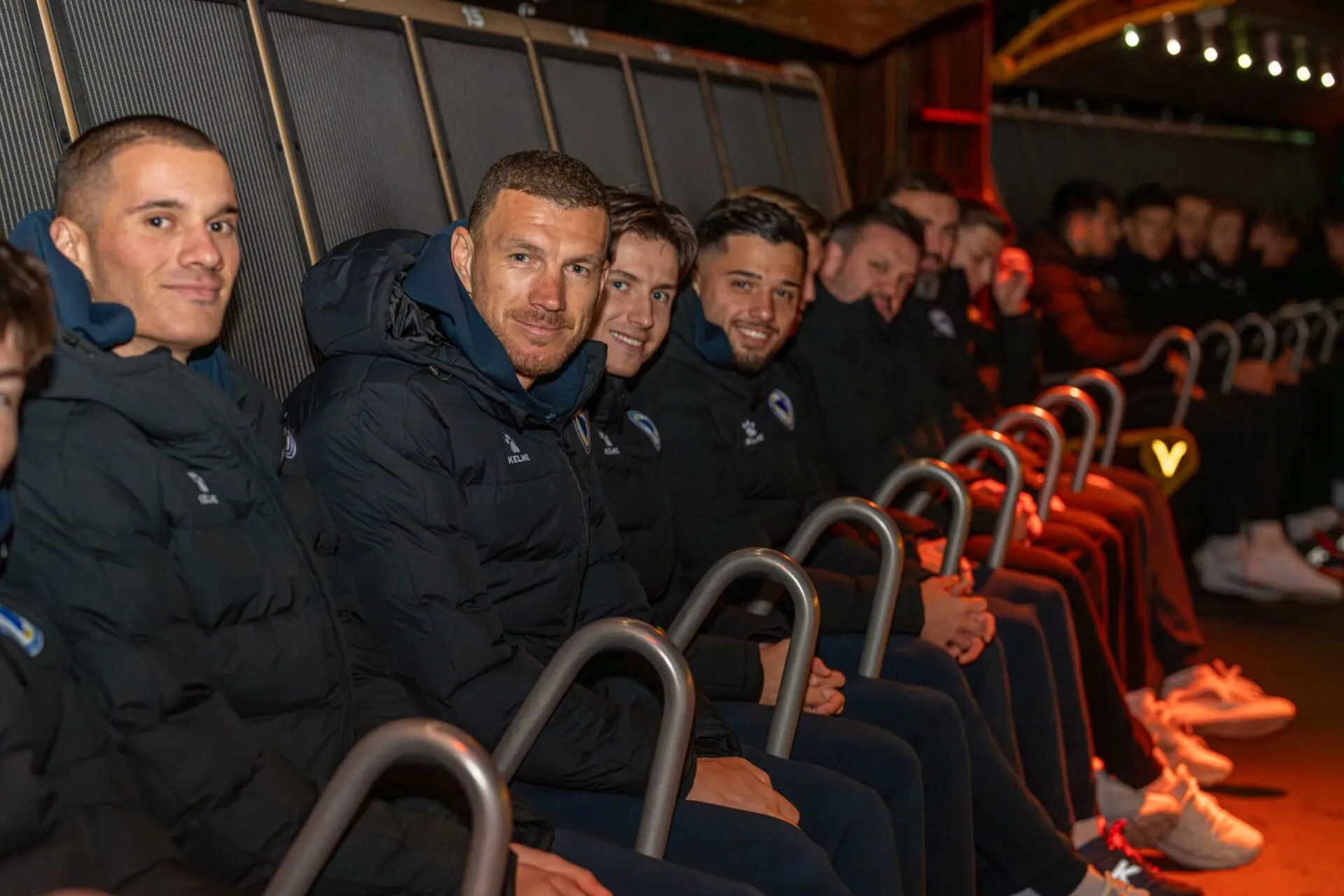 Das Team um Rekordspieler Edin Dzeko im Flying Theater "Voletarium"